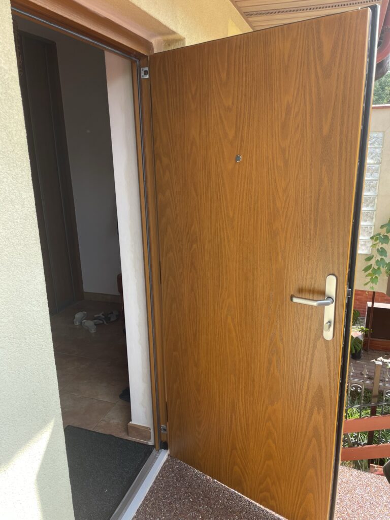 solidne drzwi zewnętrzne z litego drewna