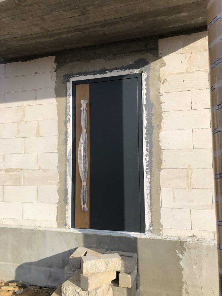 drzwi zewnętrzne drewniane ze wstawkami ze stali nierdzewnej i przeszkleniem