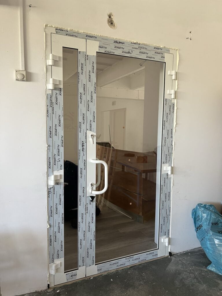 Read more about the article DRZWI DO SKLEPU ALUPROF