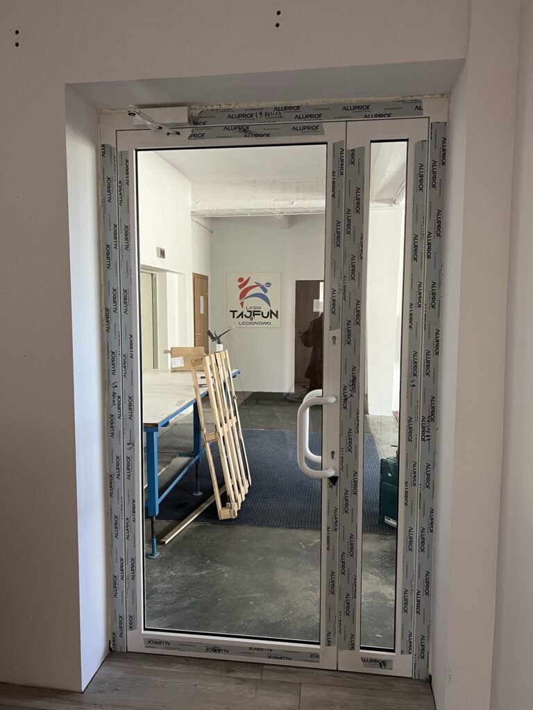 białe drzwi z PCV