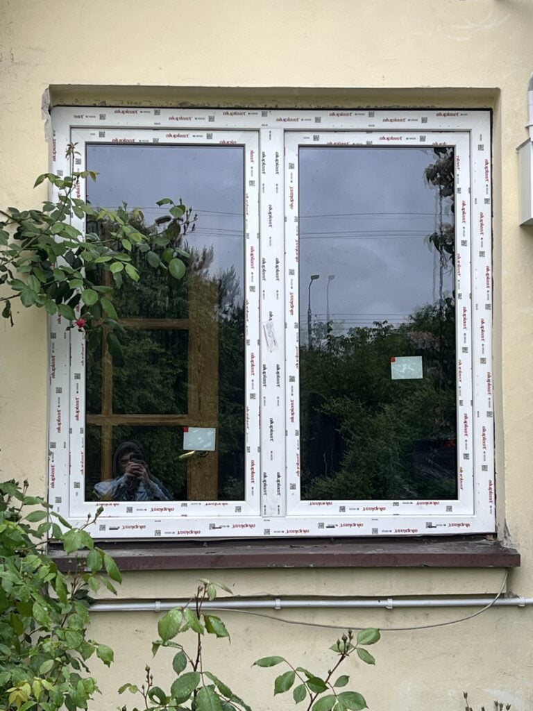 okna z PCV białe, klasyczne z dużym przeszkleniem