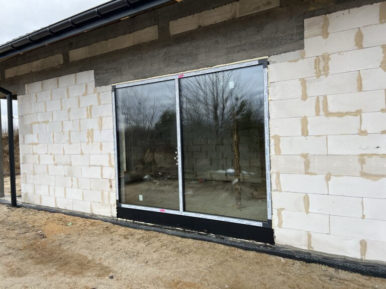 montaż dużych okien tarasowych do nowego budynku