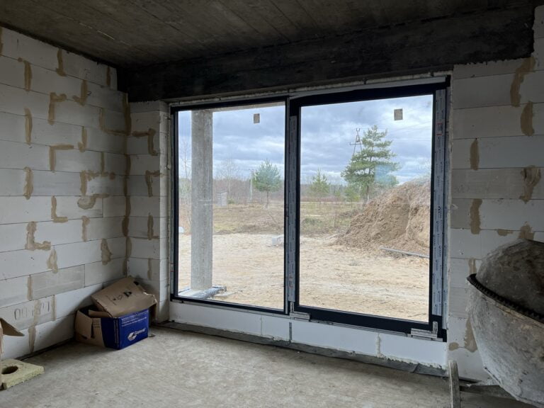 montaz okien z PCV w nowym budynku