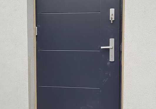 drzwi wyjściowe z litego drewna