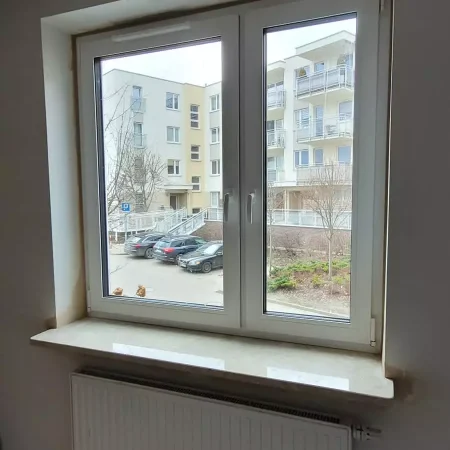 sprzyja utrzymaniu tafli parapetu w czystości, konglomerat