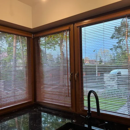 dopasowanie rolet w zależności od okien, markizy pionowe